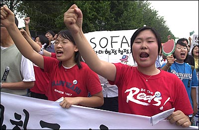 미2사단앞에서 'SOFA 개정' '책임자 처벌' 등의 구호를 외치는 여학생들. 